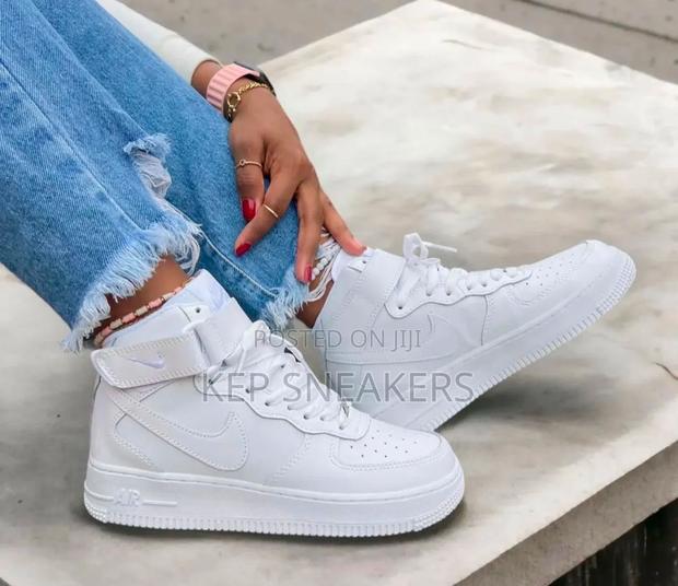 Nike Air Force 1 High "Triple White” · Photo 2