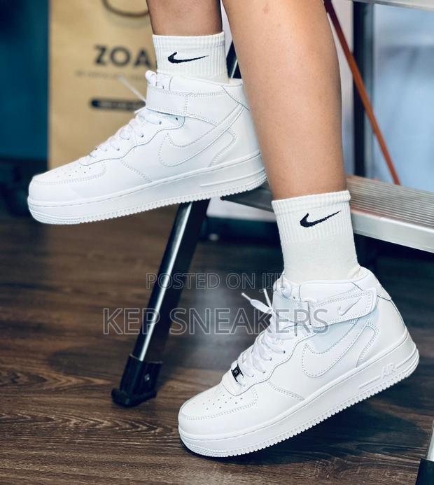 Nike Air Force 1 High "Triple White” · Photo 3