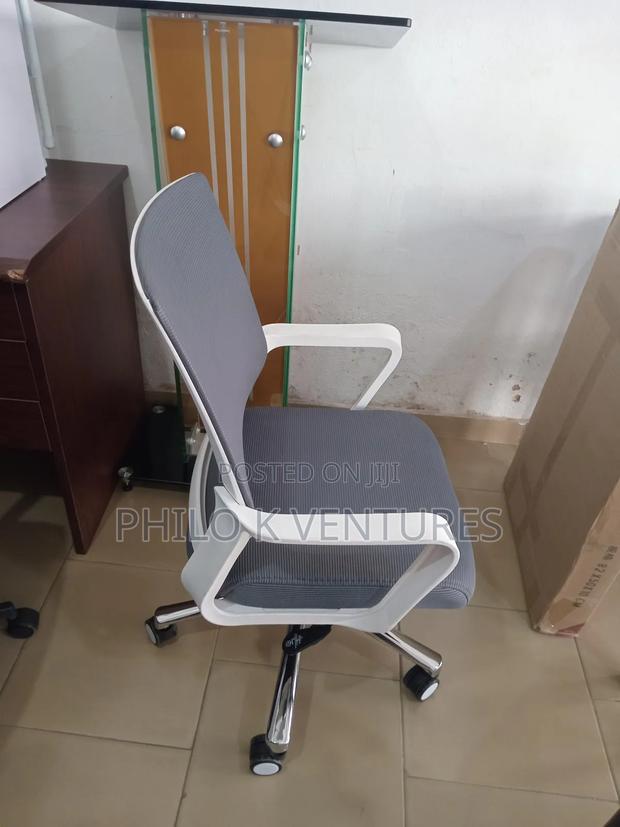 Armrest +Wheels Chair · Photo 1