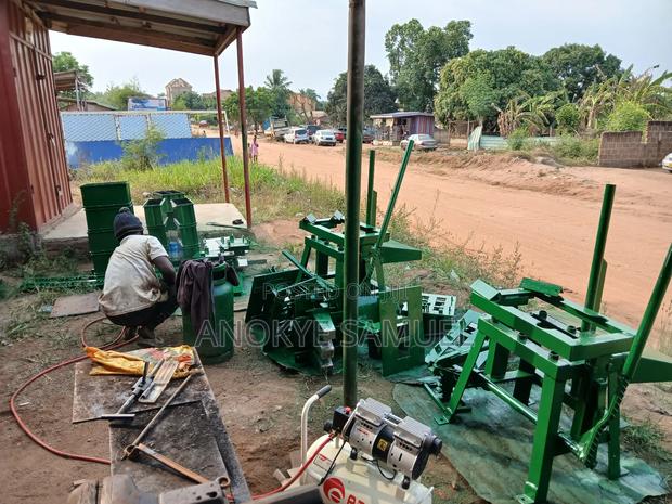 Semi Automatic Concrete Block Machine(REDUCED TO CLEAR) · Photo 4