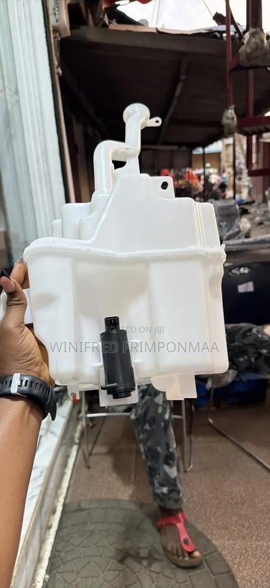 Rav42021,2022,2023,2024wiper Wash Bottle /Gallon · Photo 1