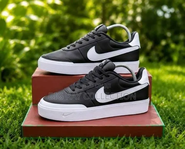 Solid Nike With Smooth Leather Surface · Photo 1
