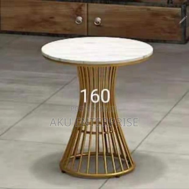 Round Coffee Table · Photo 1
