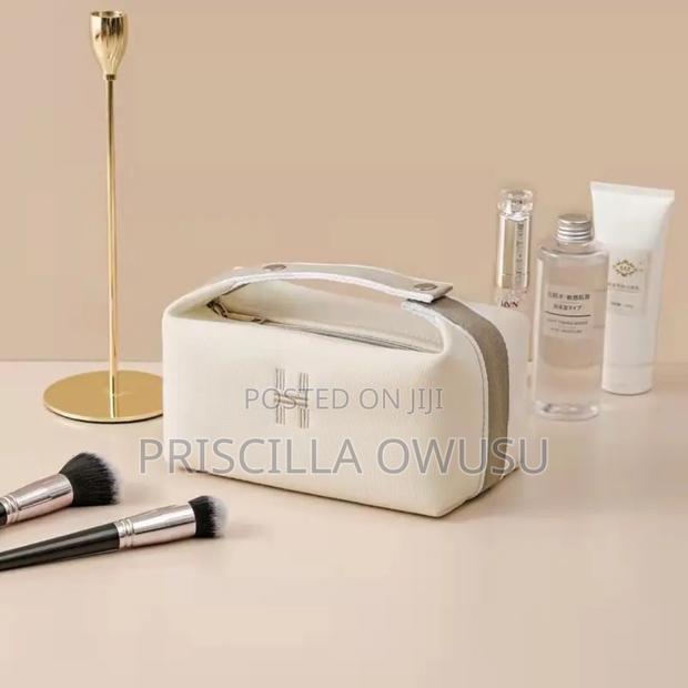 Waterproof Embroidered Canvas Makeup Bag · Photo 1