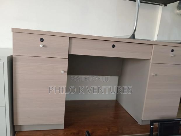 Table and Executive Hotel Rooms · Photo 1