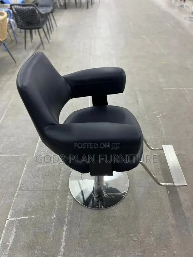 Stylish Barbering Chair · Photo 1