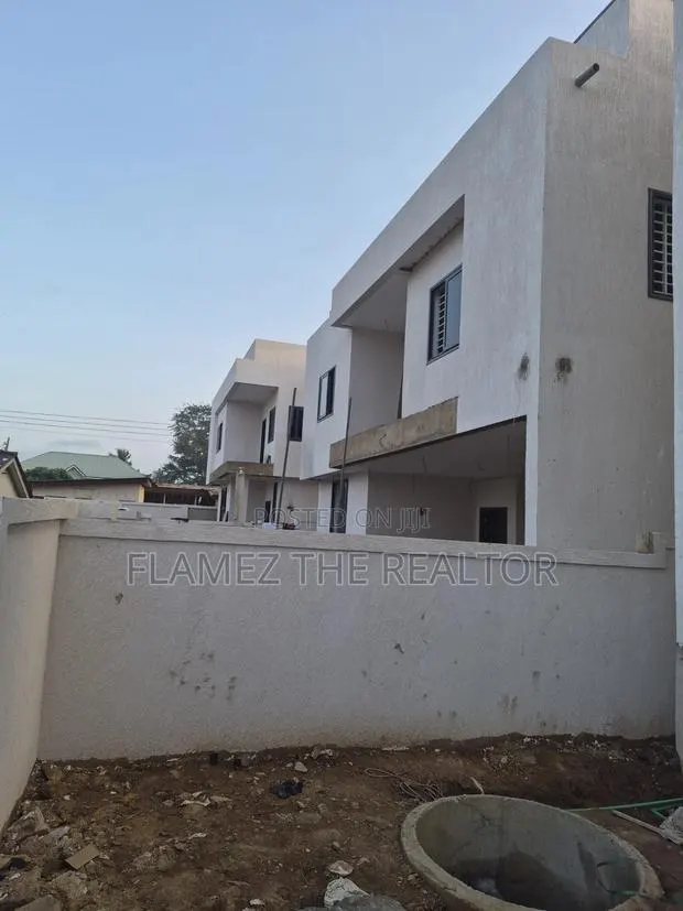 4bdrm Duplex in Cfc Estate, The Mall for sale · Photo 1
