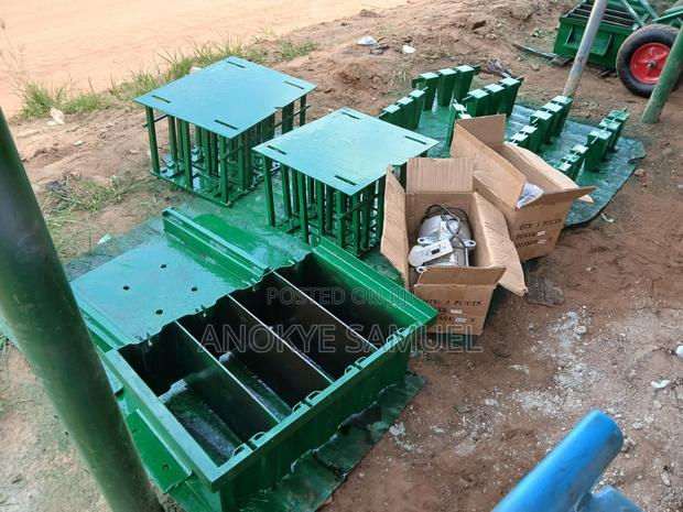 4 at a Time Block Machines With 4 Moulds · Photo 2
