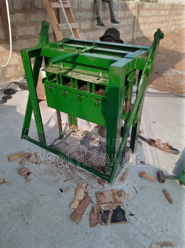 4 at a Time Block Machines With 4 Moulds · Photo 4