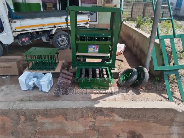 4 at a Time Block Machines With 4 Moulds · Photo 5