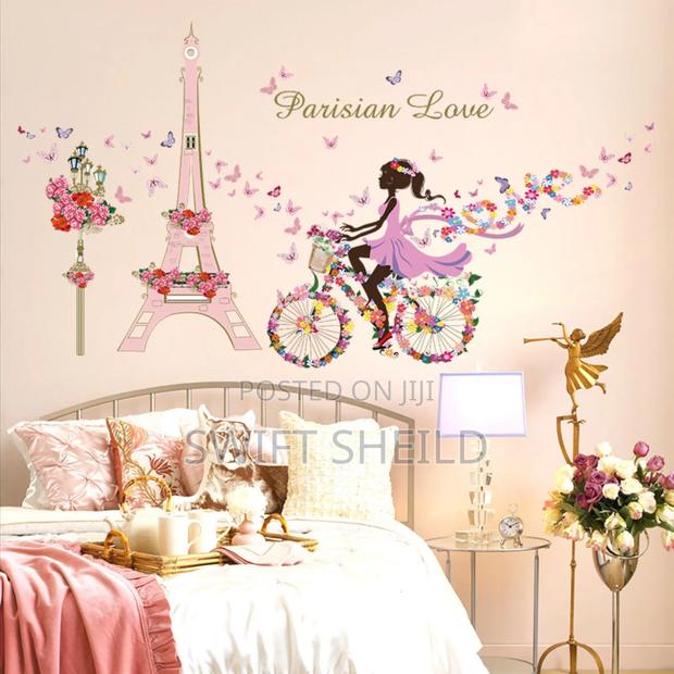 Girl Paris Butterfly Room Sticker · Photo 1