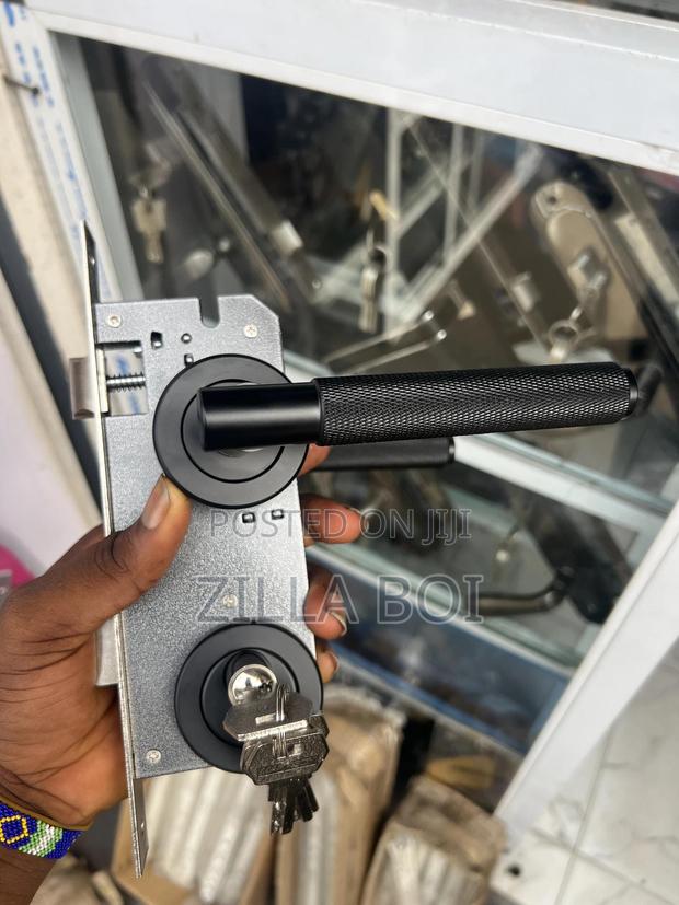 Seperate Black Lock · Photo 1