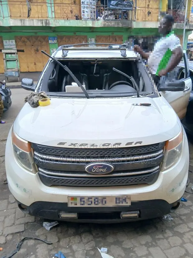 Ford Explorer 2011,2012,2014,2016,2019 Windscreen · Photo 1