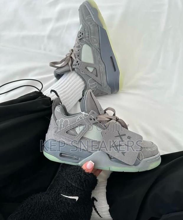 Air Jordan 4 Retro “Suede Kaws Cool Grey” · Photo 1