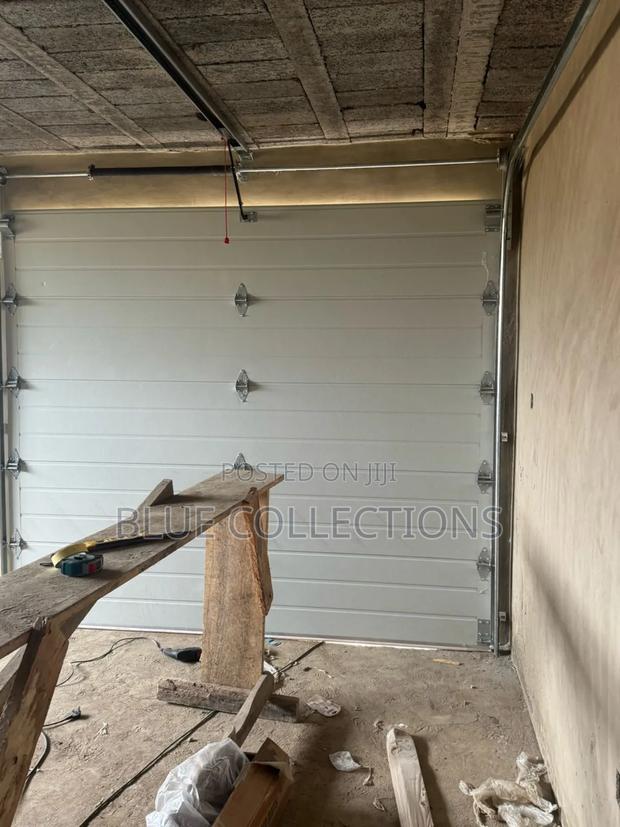 Automated Garage Door With Remote · Photo 1
