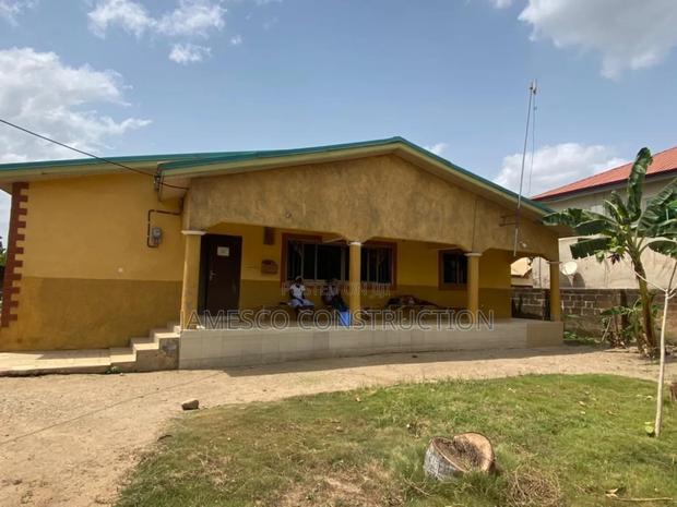 Furnished 4bdrm Bungalow in Accra Doboro, Akuapim North for sale · Photo 2