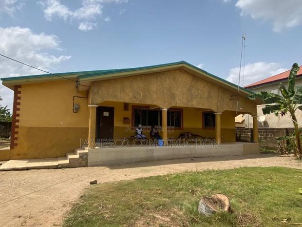 Furnished 4bdrm Bungalow in Accra Doboro, Akuapim North for sale · Photo 3