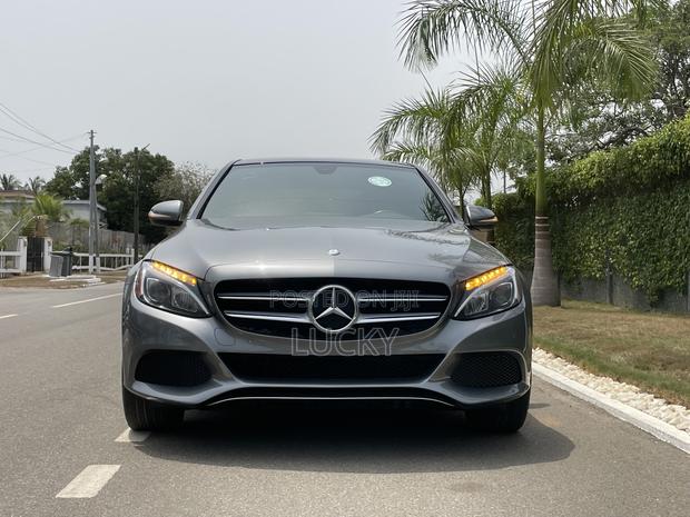 Mercedes-Benz C300 Luxury 4dr RWD Sedan (2.0L 4cyl 7A) 2015 Gray · Photo 2