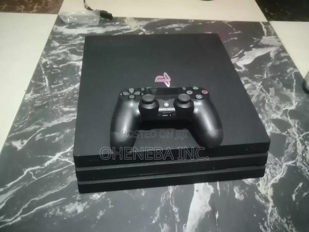 Ps4 Pro With FC27 +Other Games + 2 Controller · Photo 1