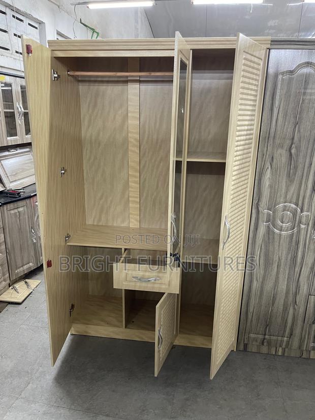 Foreign Modern Three Doors Storage Wardrobe · Photo 2