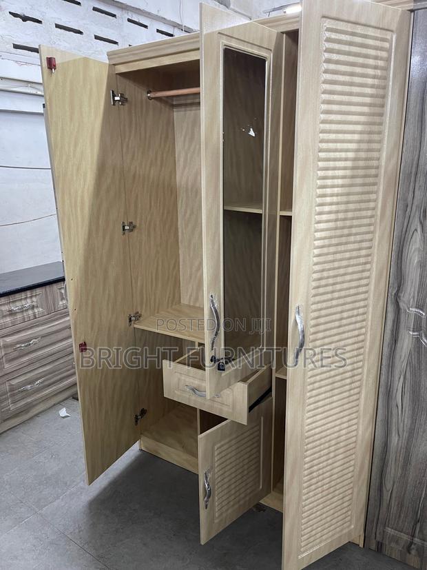 Foreign Modern Three Doors Storage Wardrobe · Photo 3