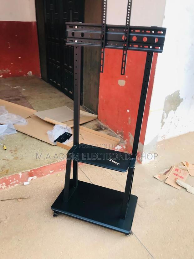 Tv Pedestal With Rolling Tyres 32”-75” · Photo 1
