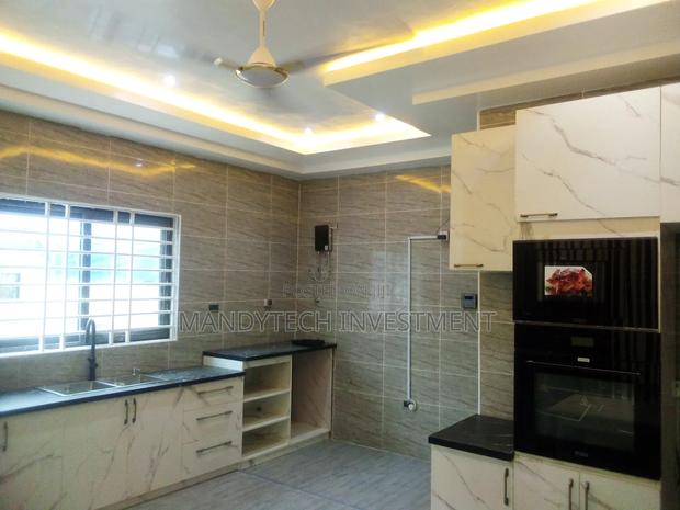 8bdrm Villa in Lake Side Estate for sale · Photo 2