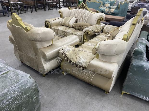 Important Royale Sofa · Photo 3