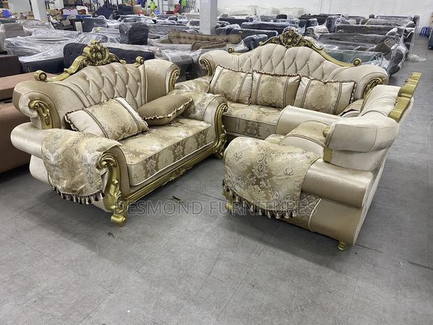 Important Royale Sofa · Photo 2