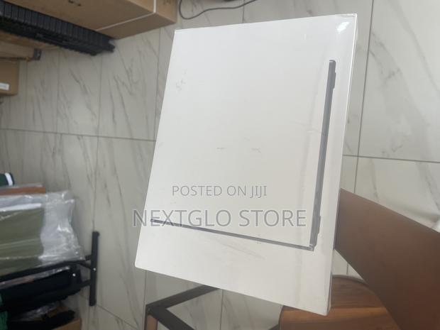 New Laptop Apple MacBook Air 16GB Intel Core Ultra 5 SSD 512GB · Photo 2