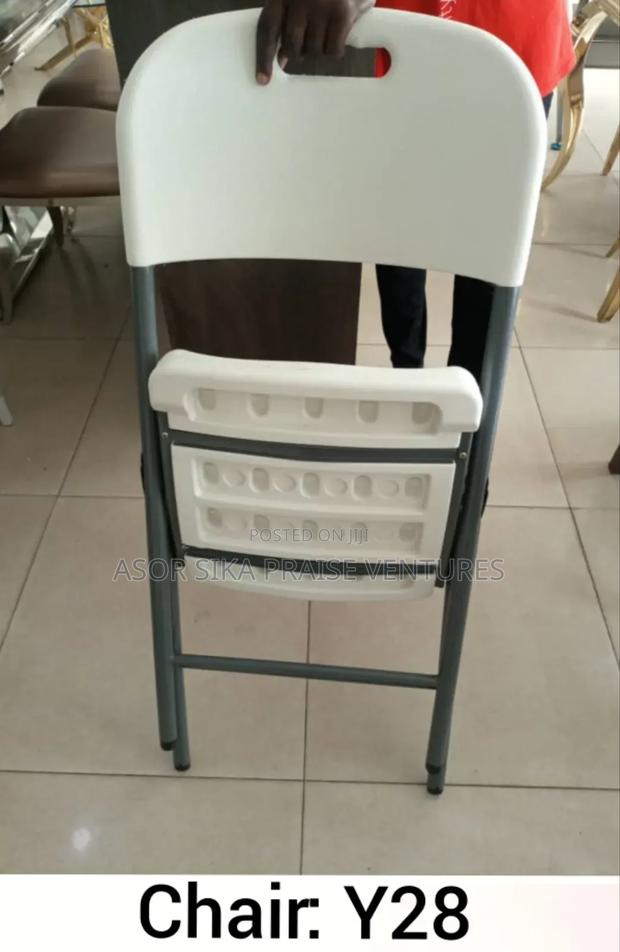 Plastic Chair · Photo 1