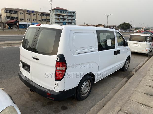 Hyundai H1 2011 White · Photo 2