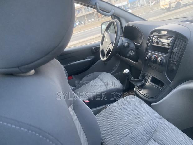 Hyundai H1 2011 White · Photo 3