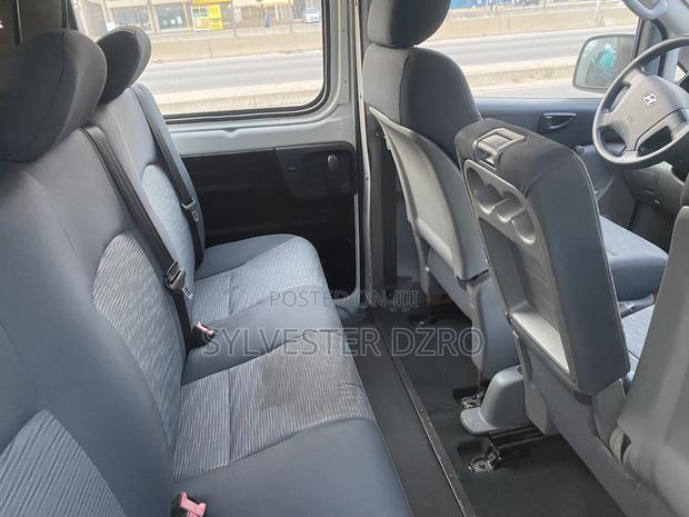 Hyundai H1 2011 White · Photo 4