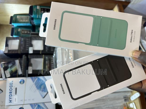 Samsung Galaxy Z Flip 6 / Flip 7 Fe Slim Leather Case · Photo 3