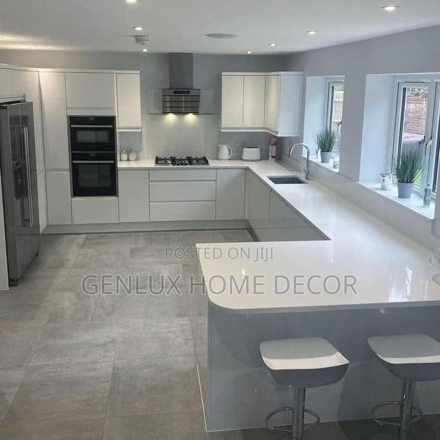 High-Gloss Reflective Cabinets · Photo 1