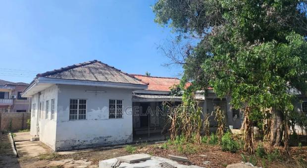 100/100 Feet Land for Sale at Osu · Photo 1
