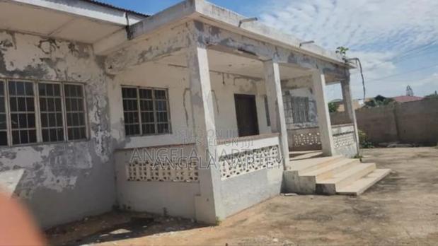 100/100 Feet Land for Sale at Osu · Photo 4