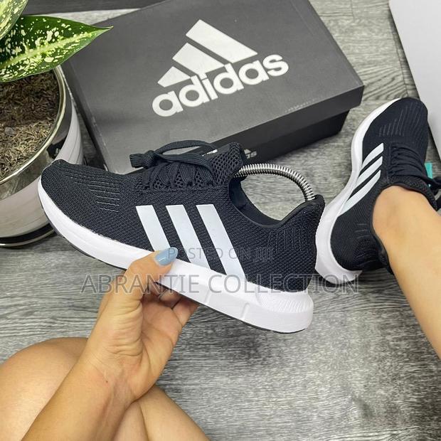 Adidas Swift Run Black/White · Photo 2