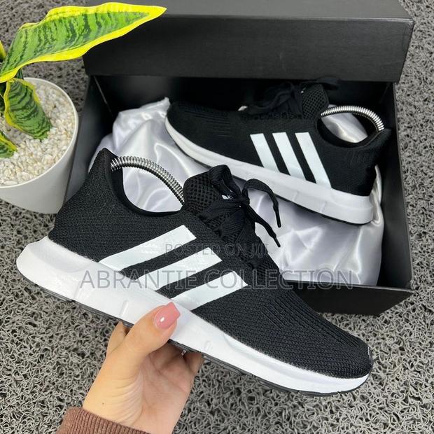 Adidas Swift Run Black/White · Photo 1