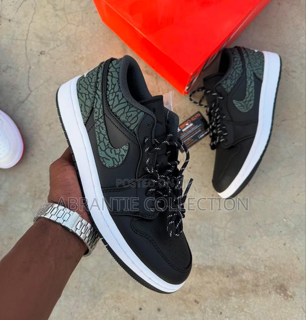 Air Jordan 1 Low Elephant Black · Photo 2