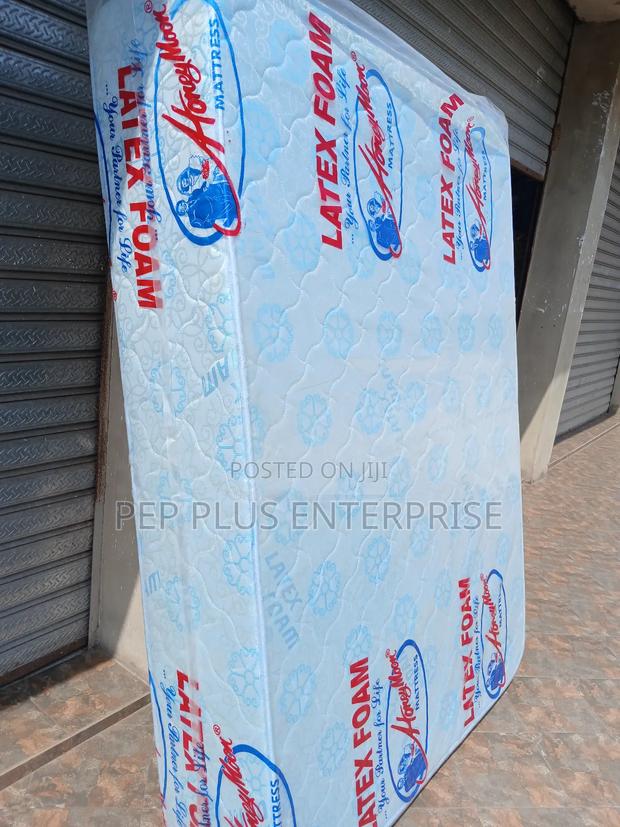 Latex Foam 14 Inches High Density Double Mattress · Photo 4