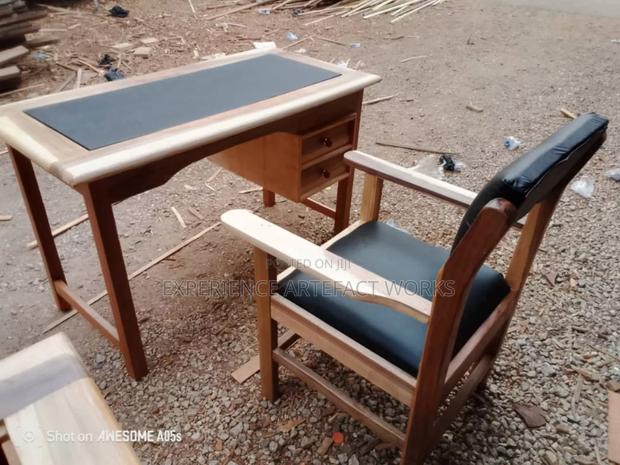 Teachers Table and Chair · Photo 4