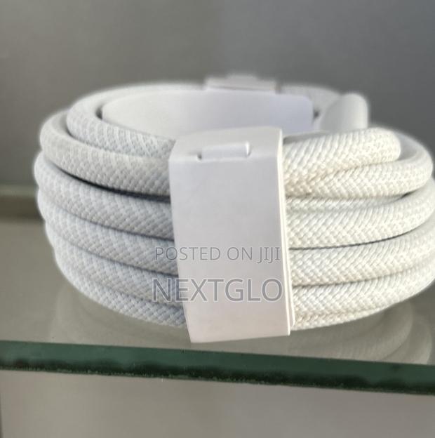 Apple 240 Watts Cable · Photo 2