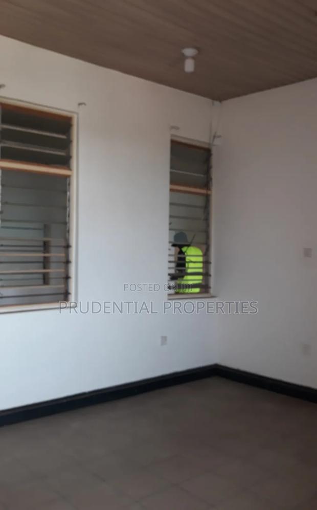 5 Bedrooms Office Space for Rent at Tesano · Photo 3