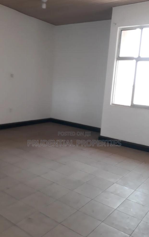 5 Bedrooms Office Space for Rent at Tesano · Photo 4