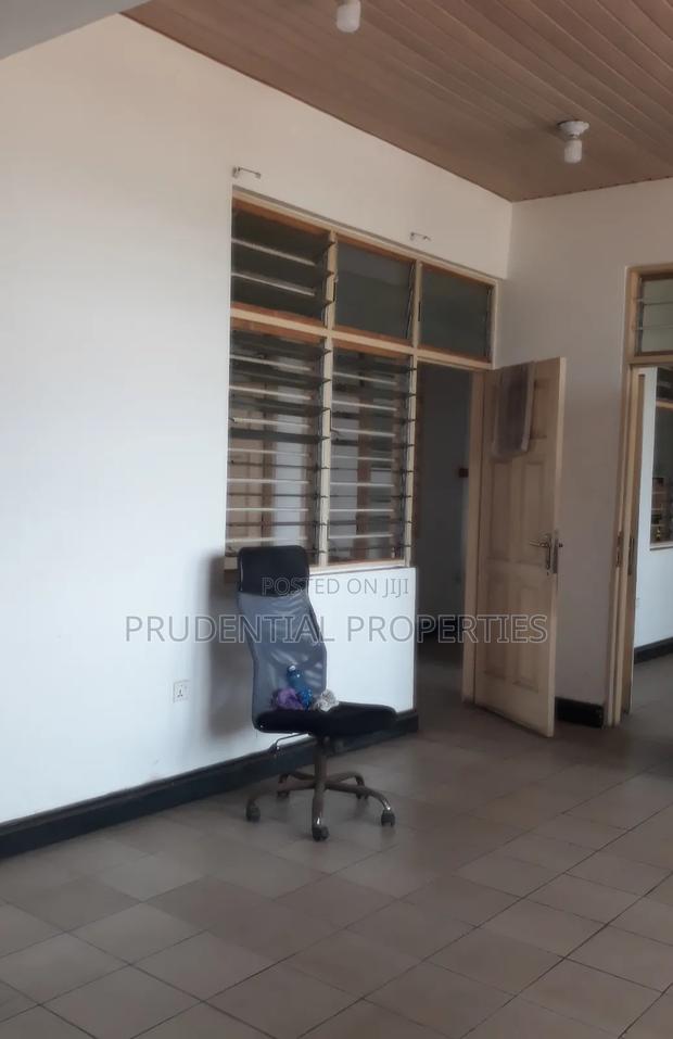 5 Bedrooms Office Space for Rent at Tesano · Photo 7