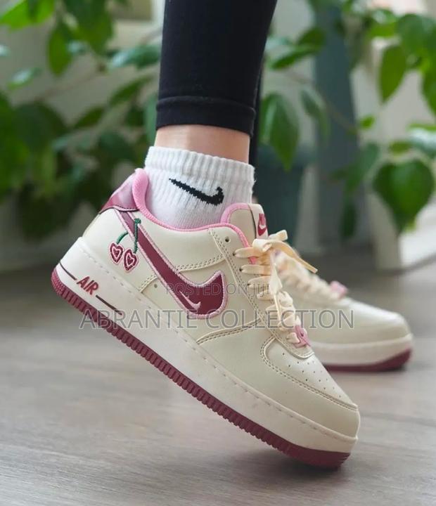 Nike Air Force 1 for Ladies · Photo 2