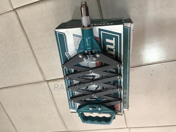 Total Folding Hand Riveter (32”) · Photo 1