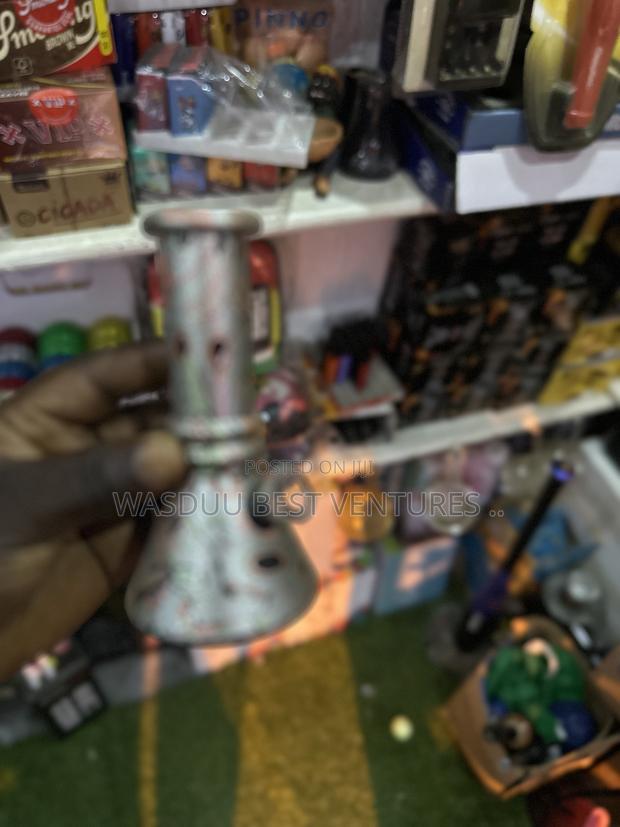 Bong Pipe Available · Photo 1
